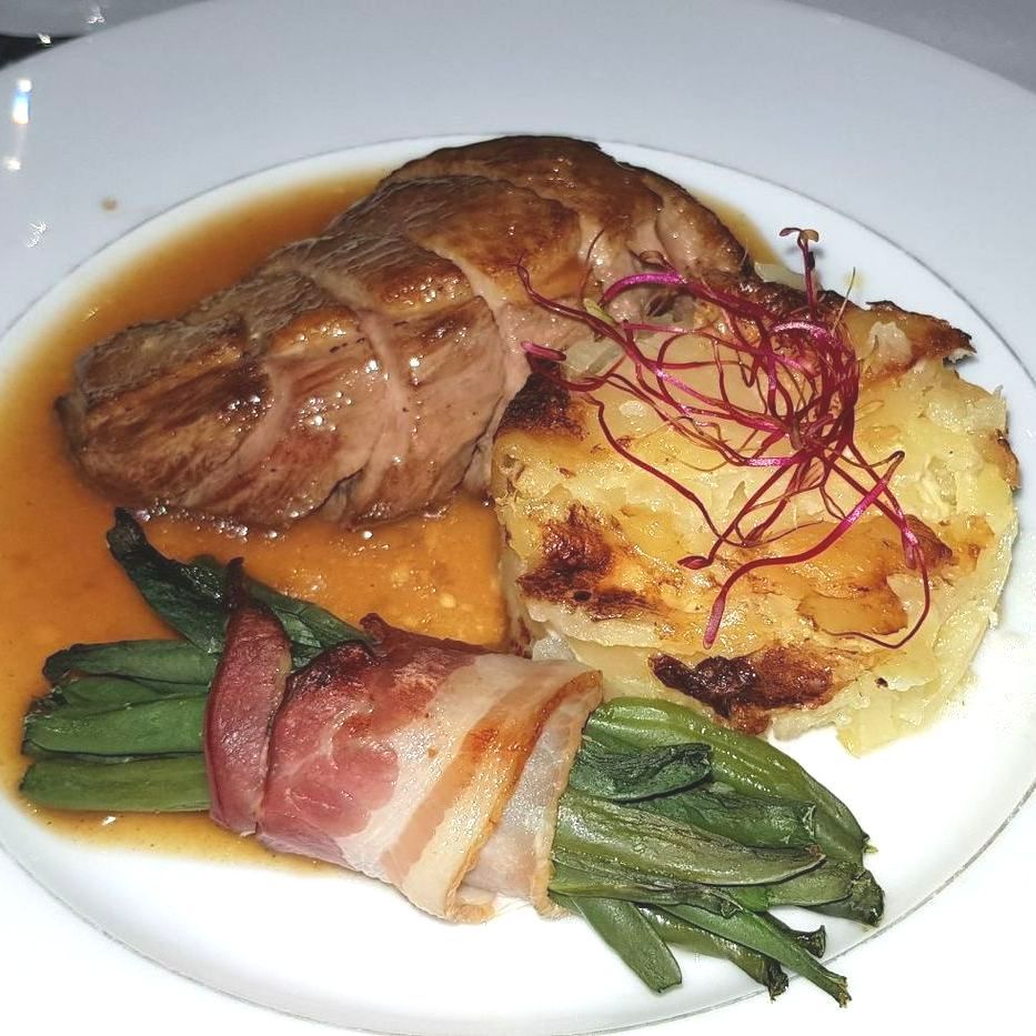 Plat avec de la sauce et du gratin dauphinois