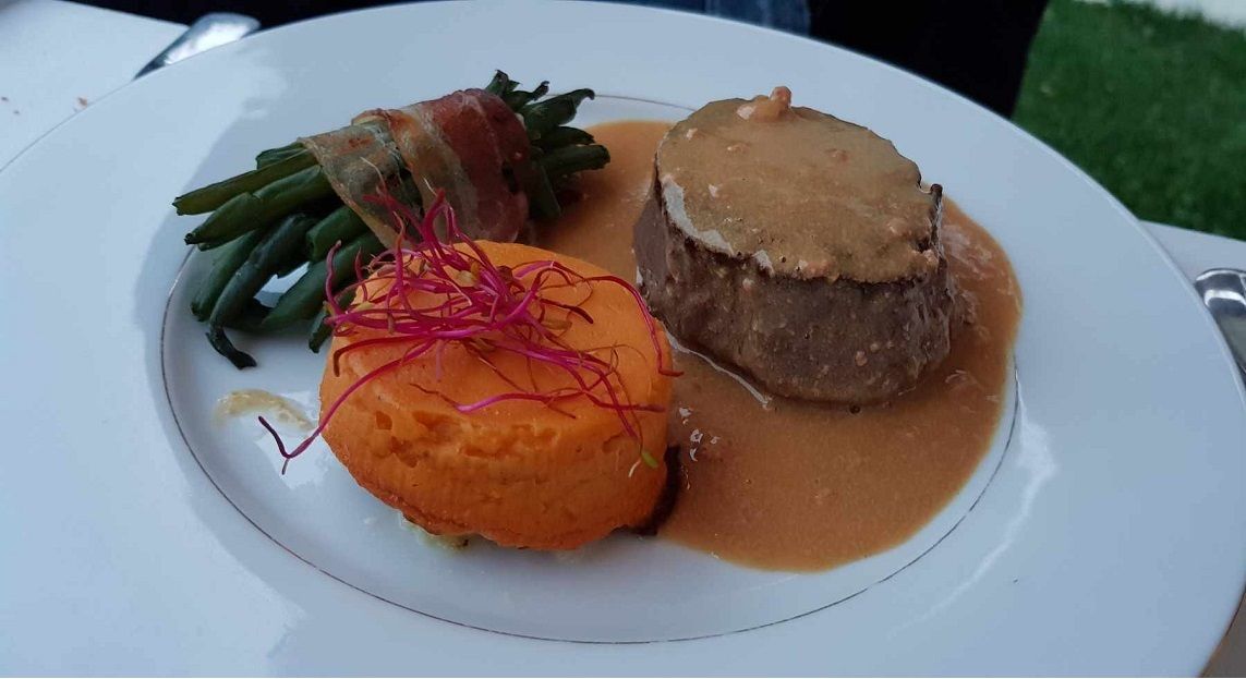 Plat avec de la sauce et de la purée