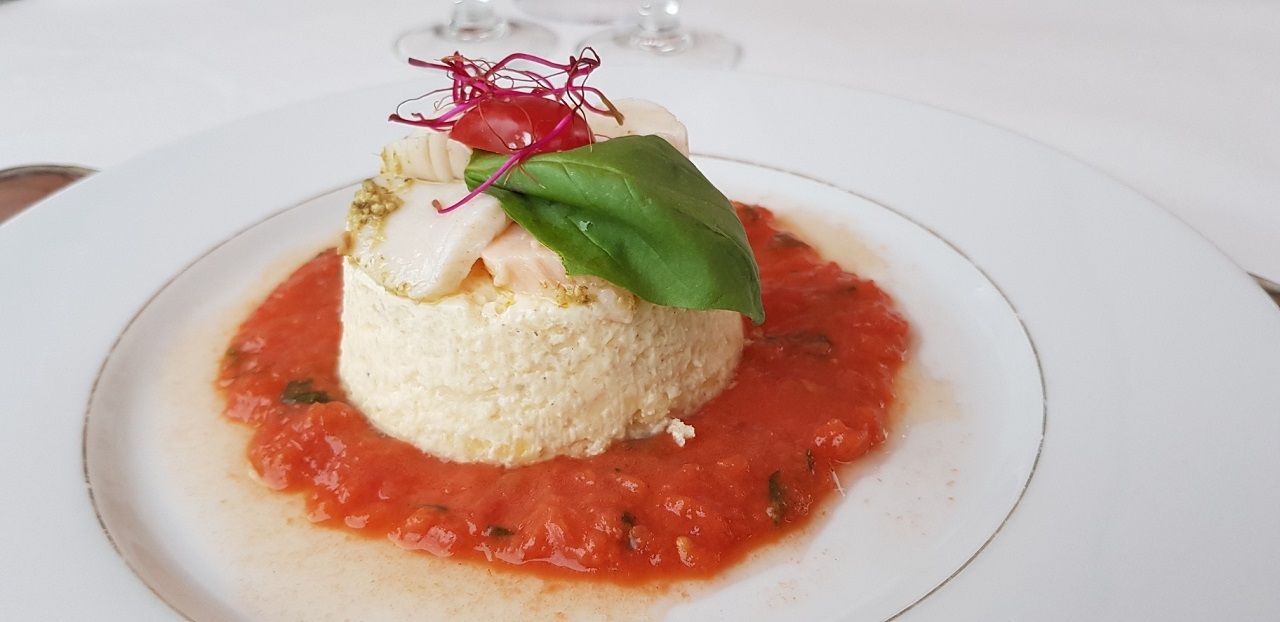 Assiette avec du poisson et de la sauce à la tomate