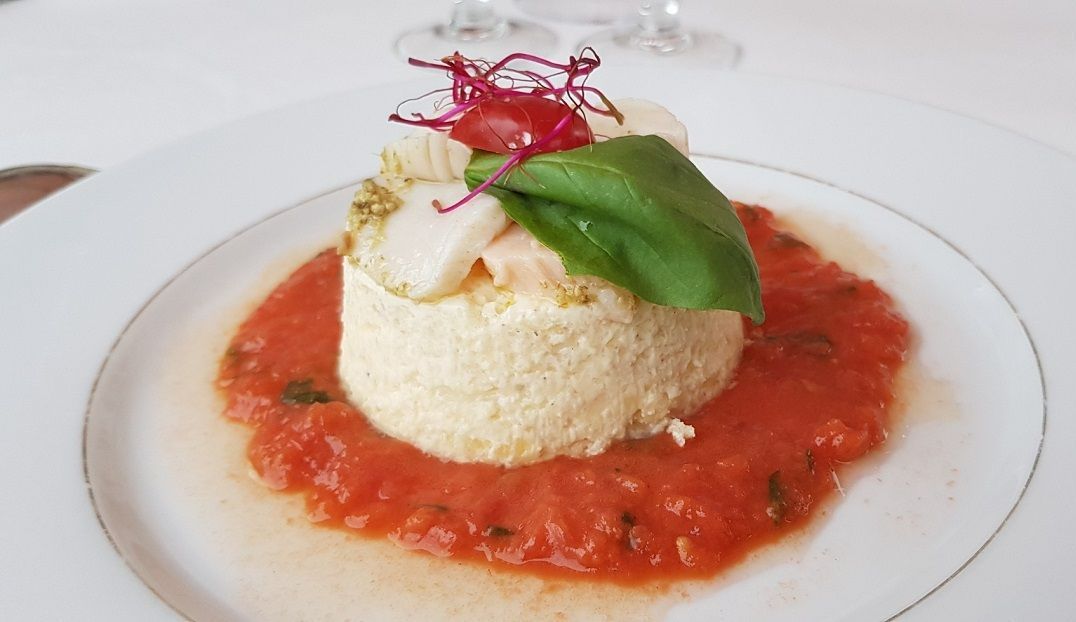 Plat de poisson sur une sauce rouge