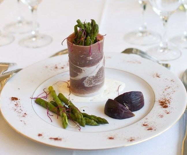 Plat bien décoré avec des asperges et de la figue