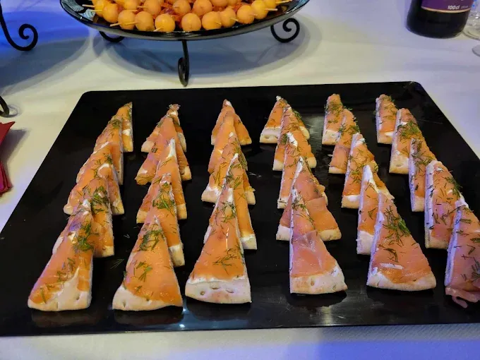 Blinis tartinés avec du saumon et du fromage frais