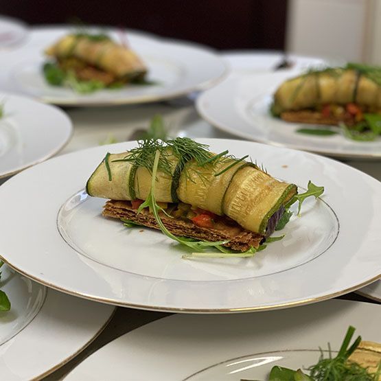 Courgette roulée dans une assiette