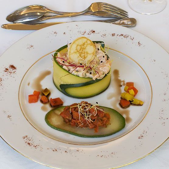 Rillettes de thon avec des courgettes dans une assiette