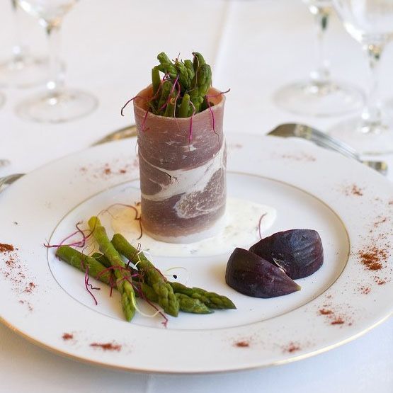 Asperges vertes avec du jambon