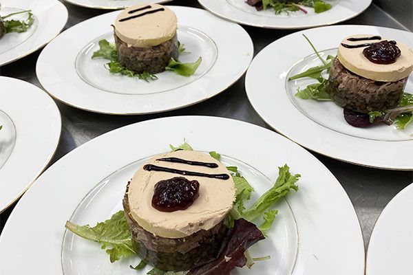 Assiettes avec des tranches de foie gras