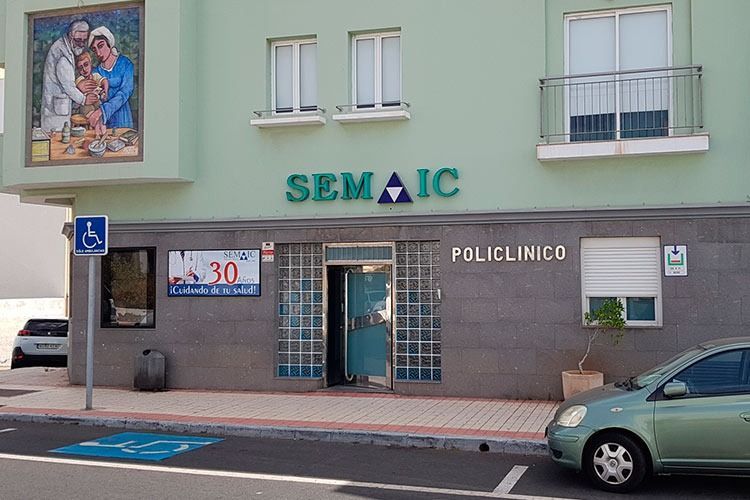 Un edificio verde con la palabra semaic en él.