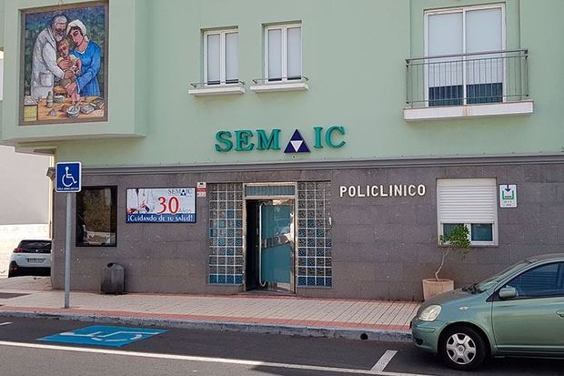 Un edificio verde con la palabra semaic en él.