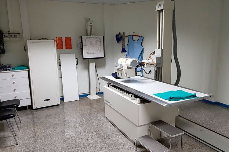 Una habitación con una gran máquina de rayos X en ella