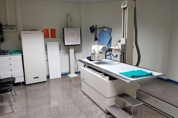 Una habitación con una gran máquina de rayos X en ella