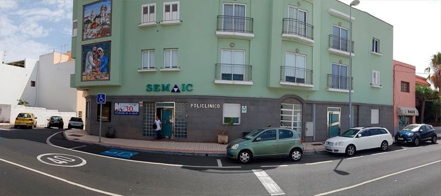 Un edificio verde con la palabra semaic en él.