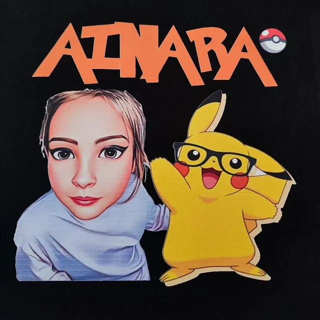 Una camiseta negra con la imagen de una mujer y un Pikachu con gafas.