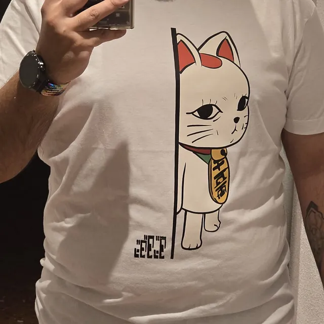 Un hombre que lleva una camisa blanca con un gato en ella.