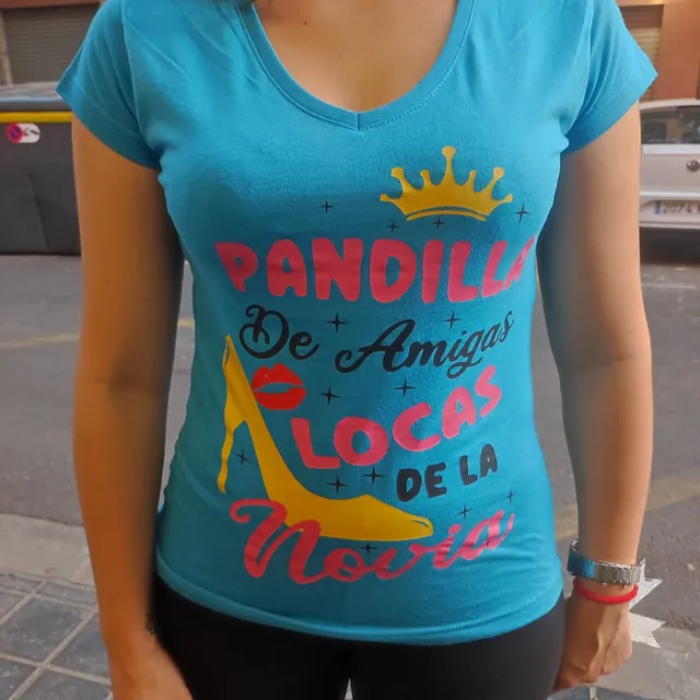 A woman wearing a blue t-shirt that says danielle de amigas locas de la novia