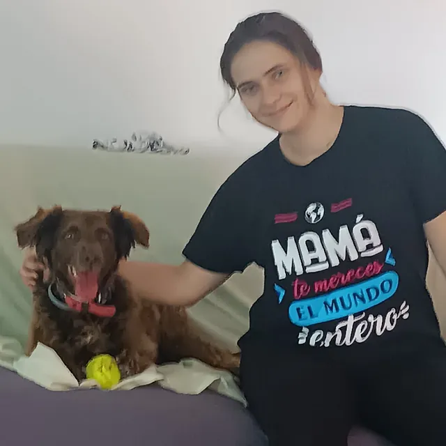 A woman wearing a shirt that says mama to mereces el mundo entero