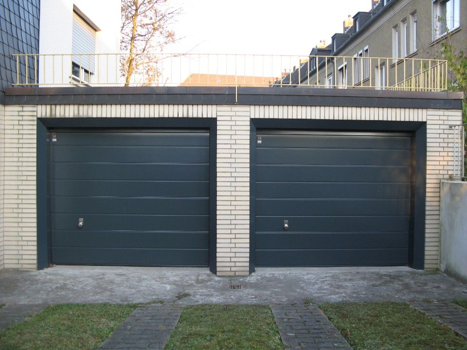 Zwei Garagentüren in schwarz