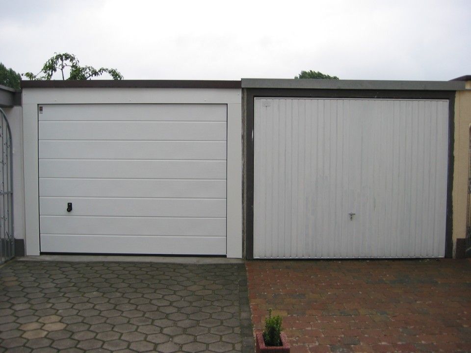 Zwei garagen. Eine mit Rolltor und eine Stahltür