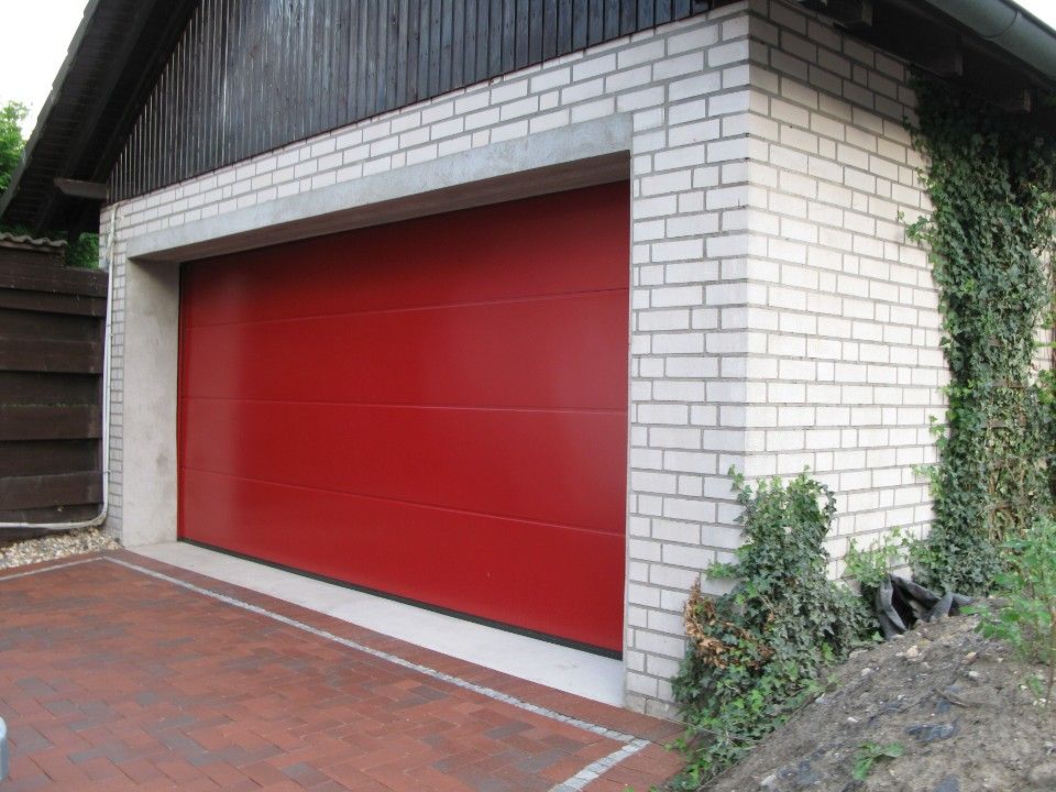 Rotes Garagentor