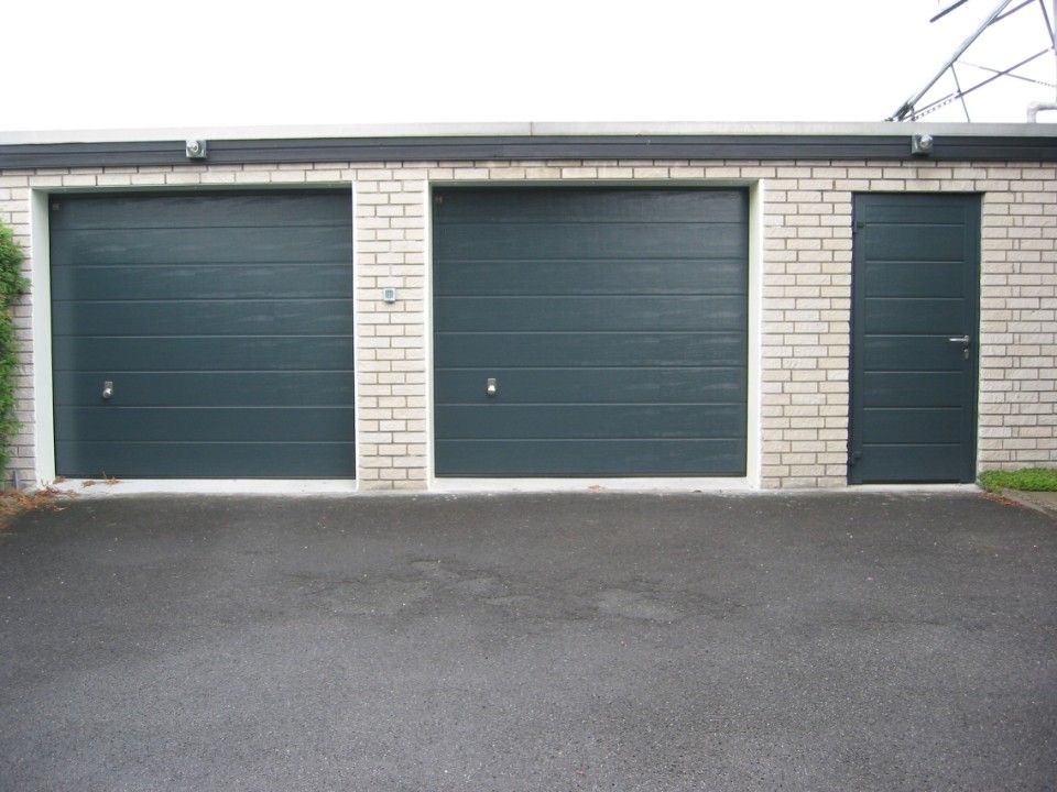 zwei dunkle Garagentore