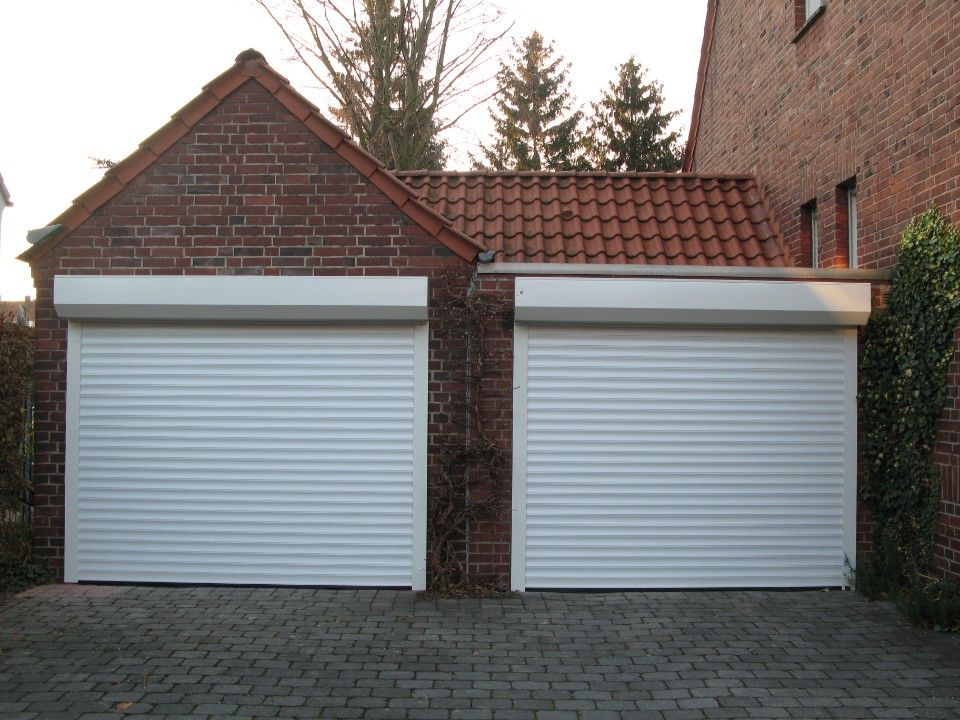 zwei weiße Garagentore