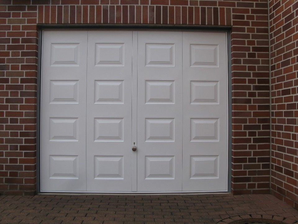 Garagentor weiß mit Kästchenmuster