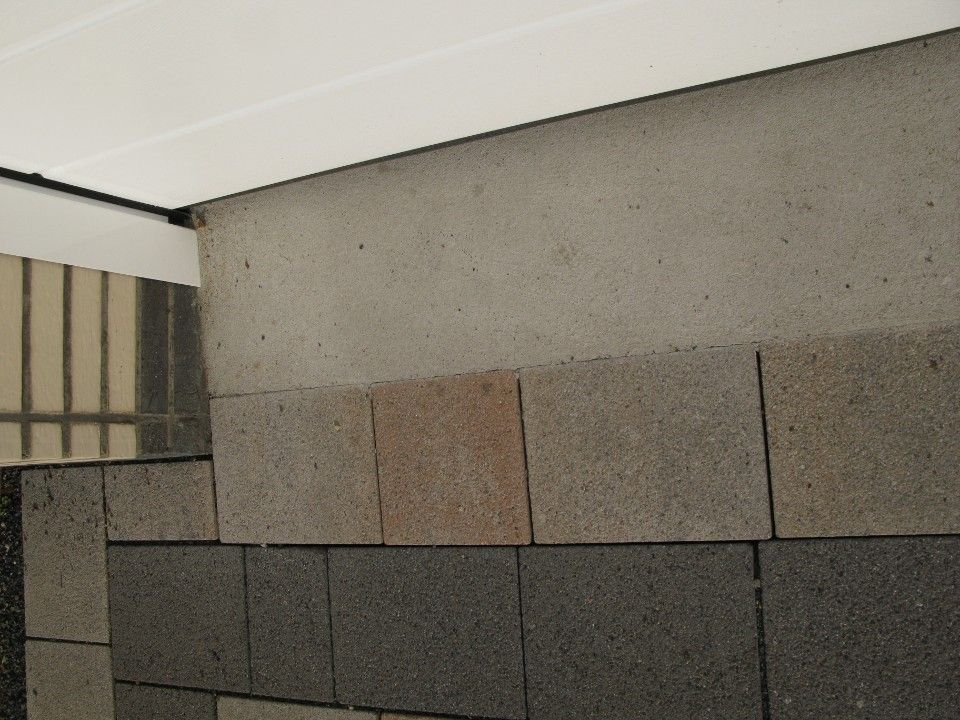 Steinplatten an Geragenwand