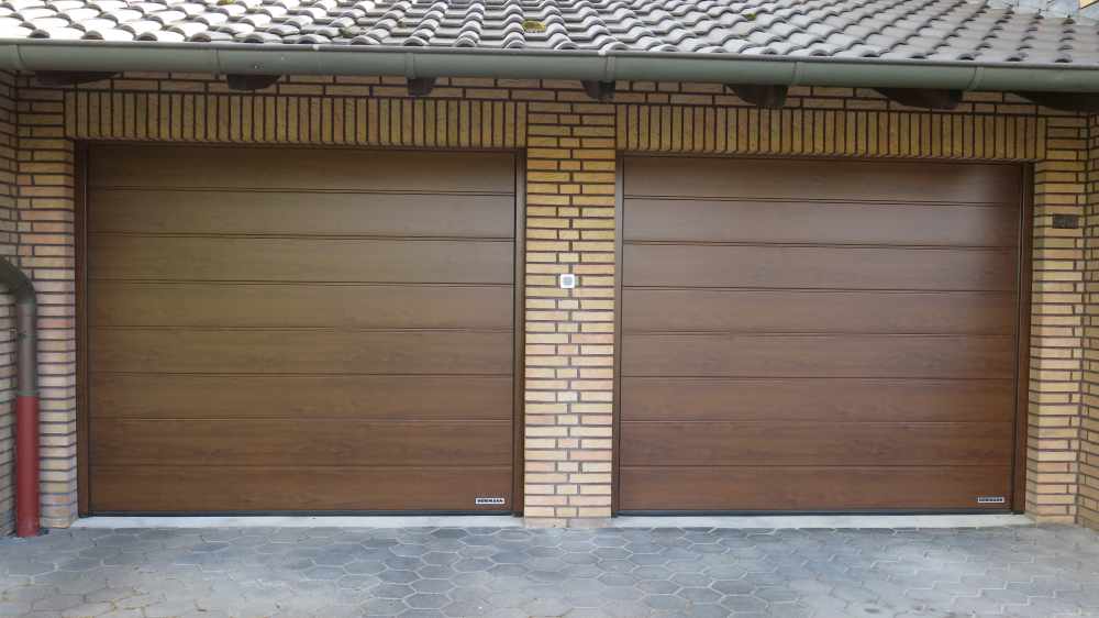 zwei Garagen mit Rolltoren