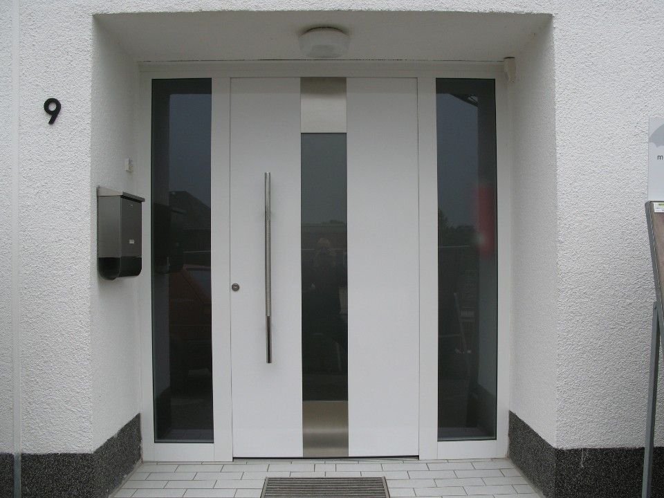weiße Haustür mit Glaselementen