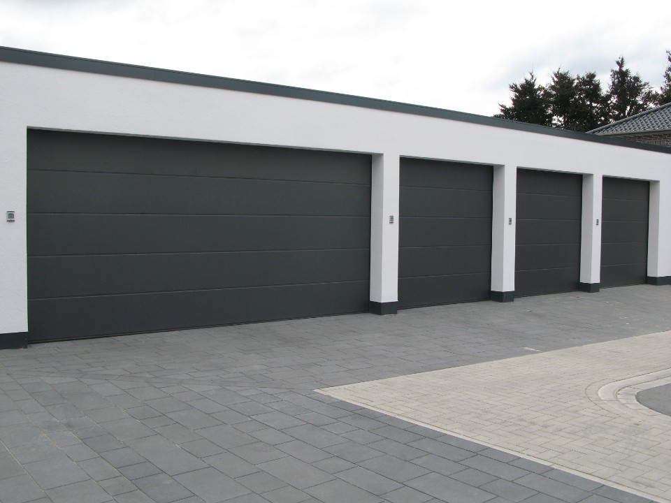 Dunkle, breite Garagentore