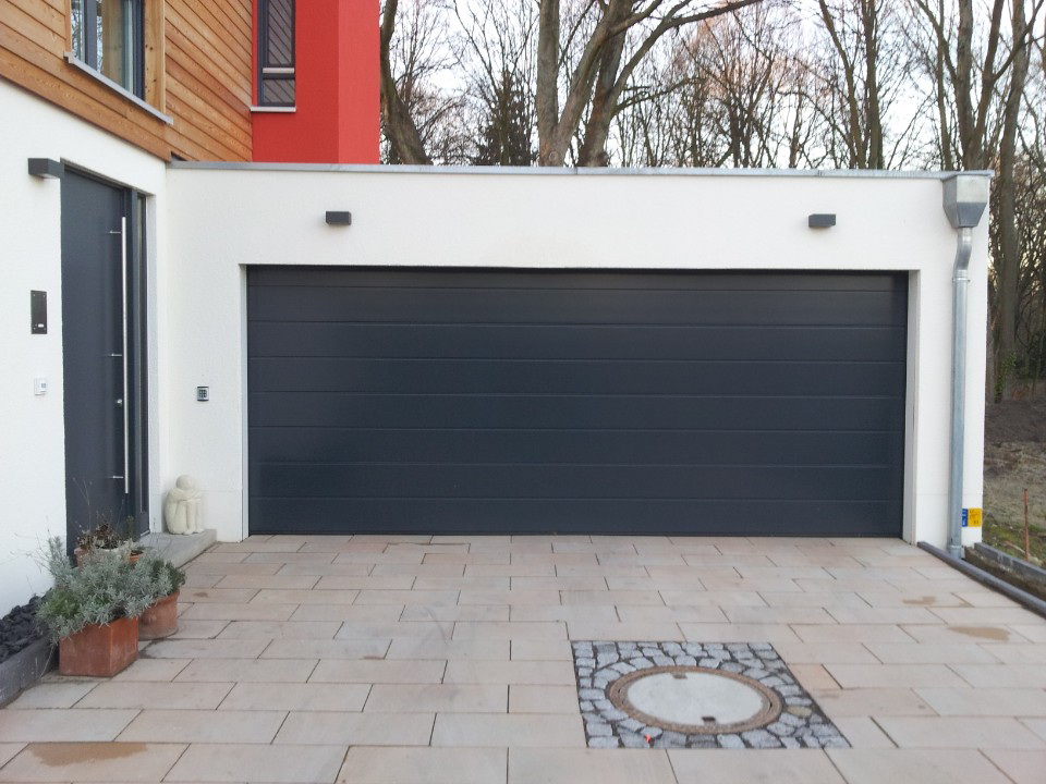 ein dunkles, breites Garagentor