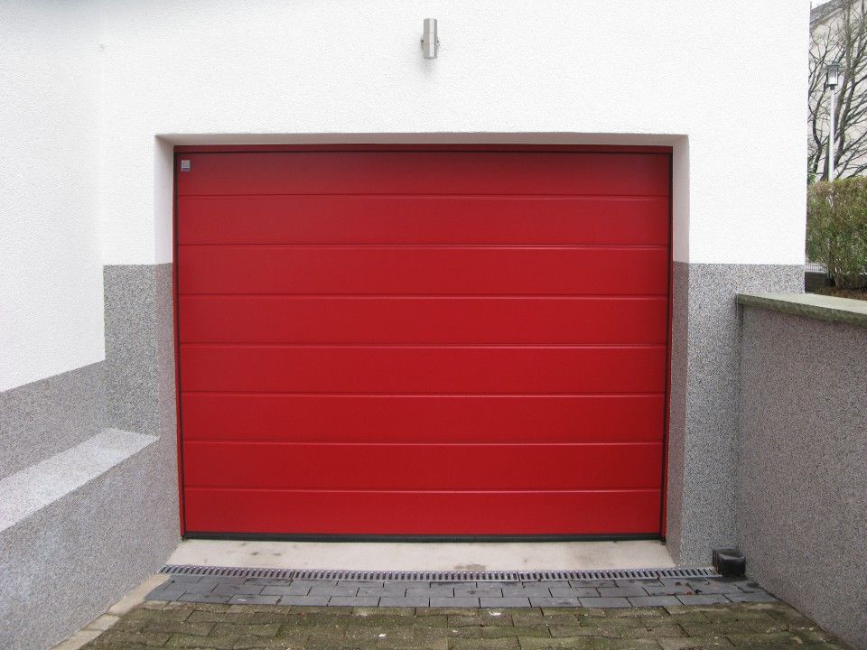 rotes Garagentor mit Kassette