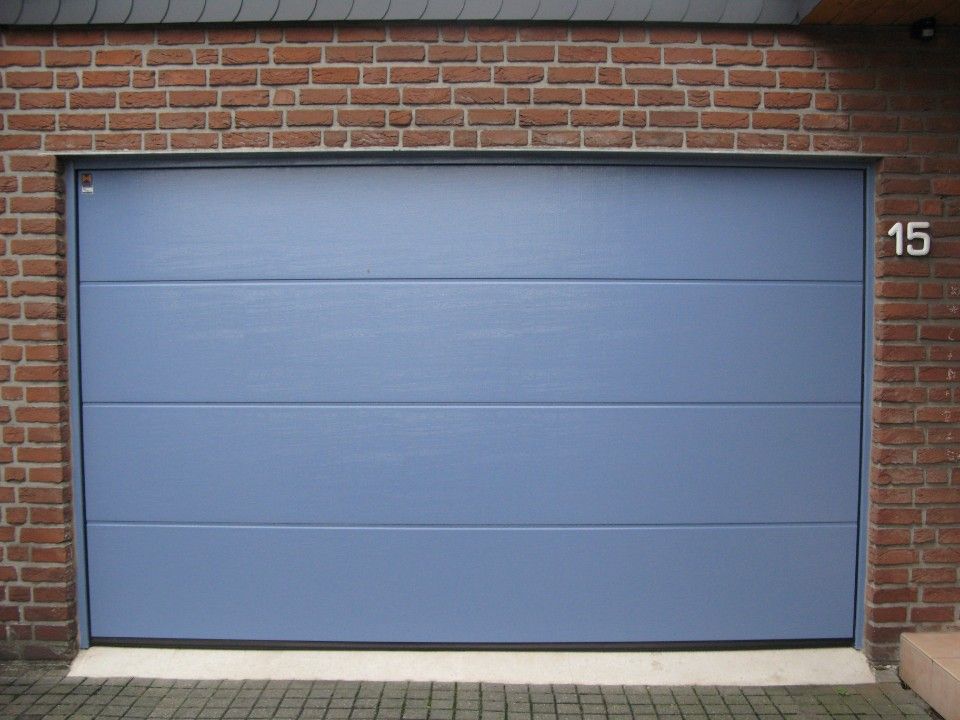 blaues Garagentor mit Kassette