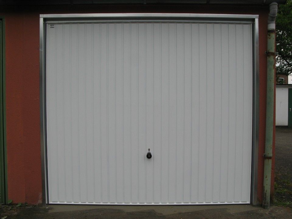weißes Garagentor mit Kassette