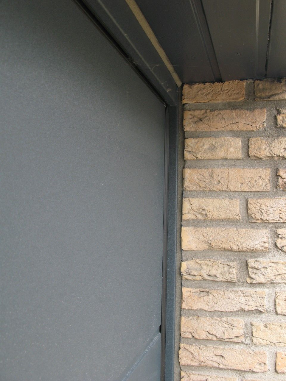 Aluverblendung des Garagentores