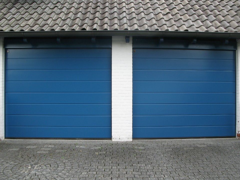 zwei blaue Garagentore