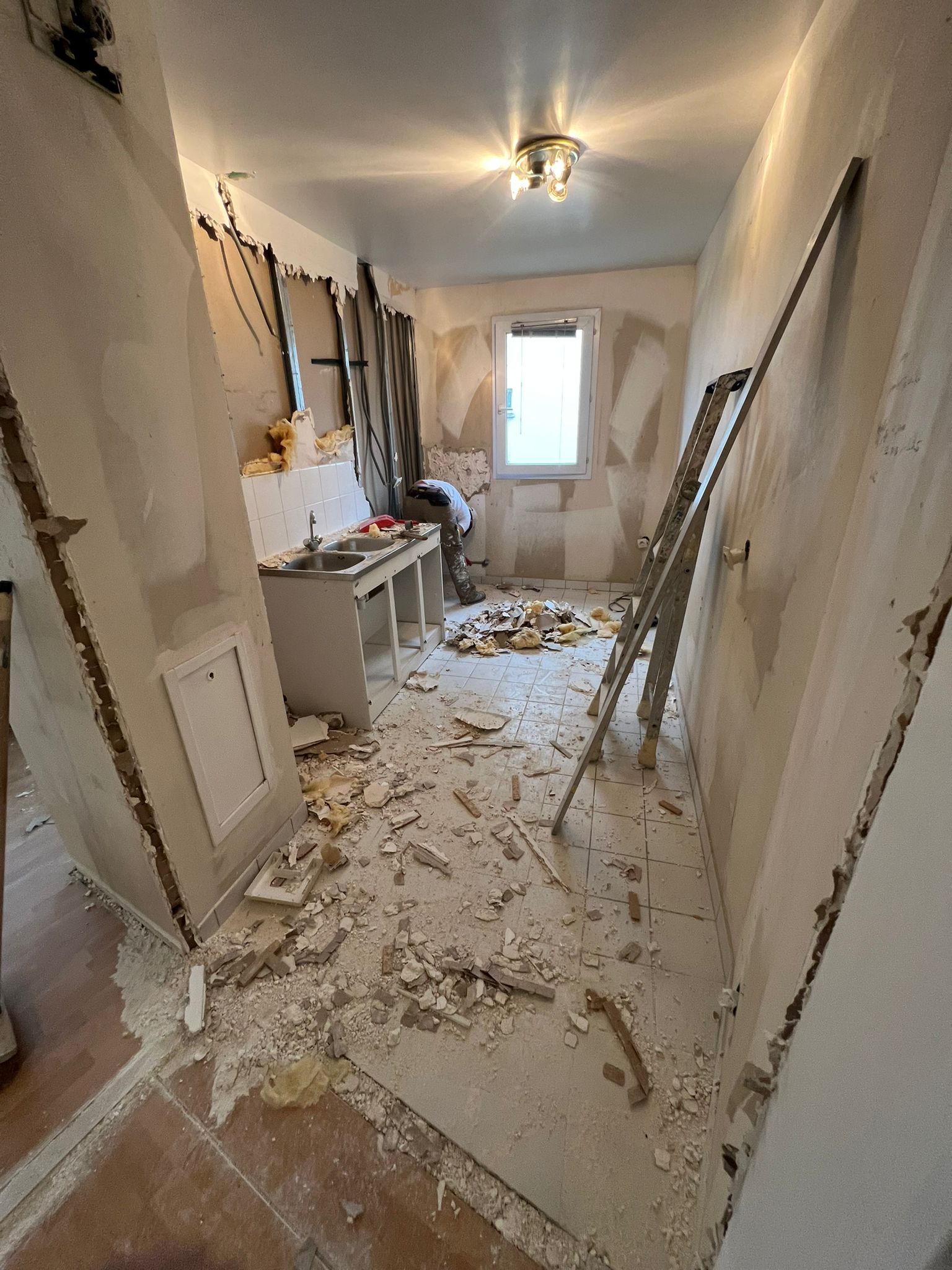 Destruction d'espaces intérieurs pour rénovation