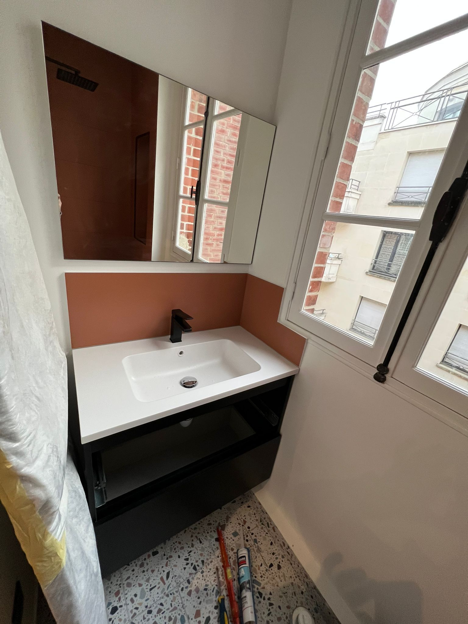 Vasque dans une salle de bains à côté d'une fenêtre