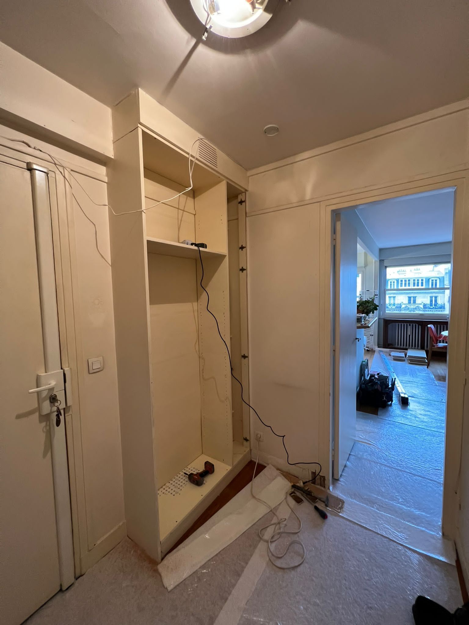 Dépose d'une armoire dans une entrée