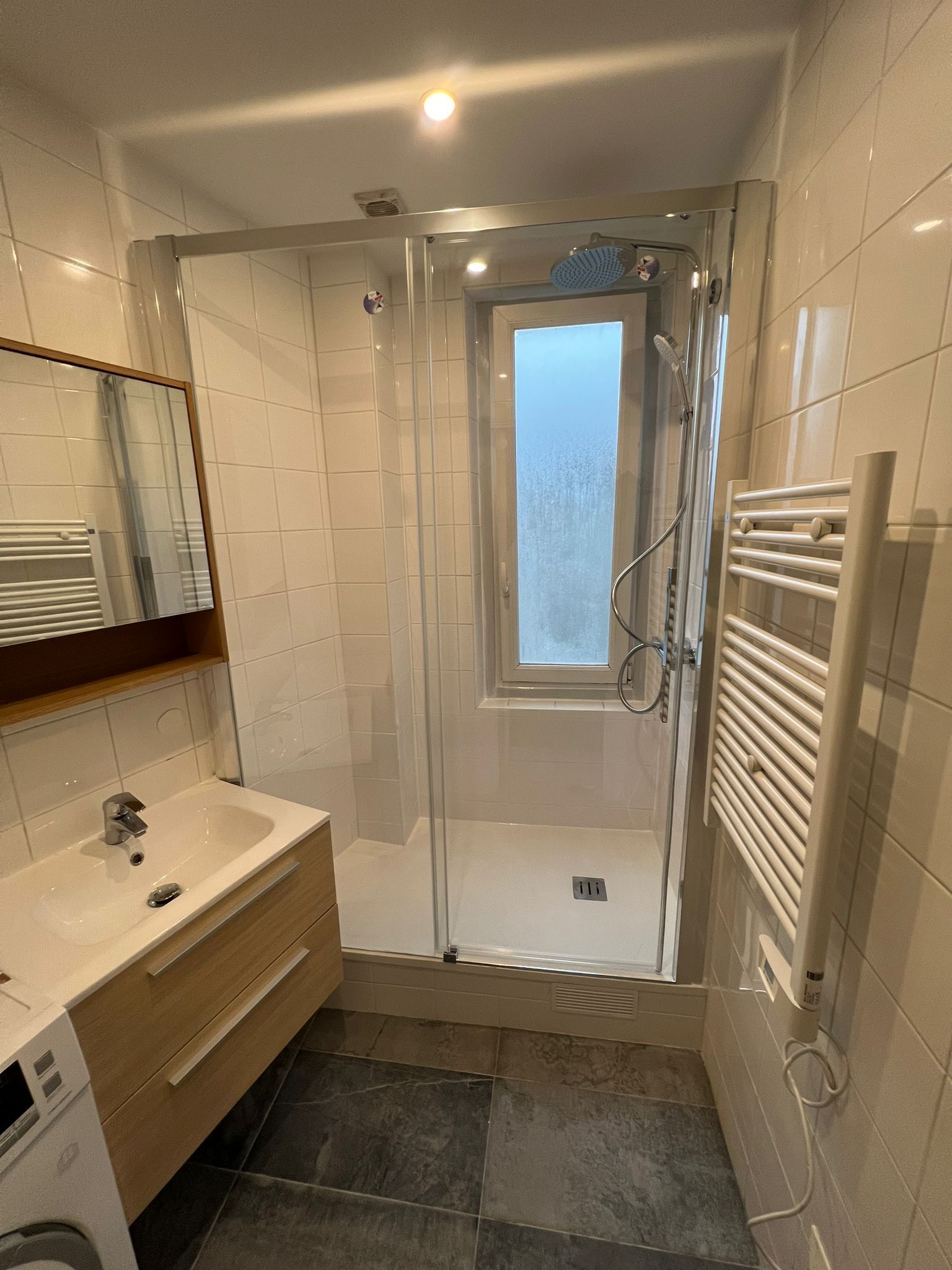 Salle de bains blanche avec fenêtre