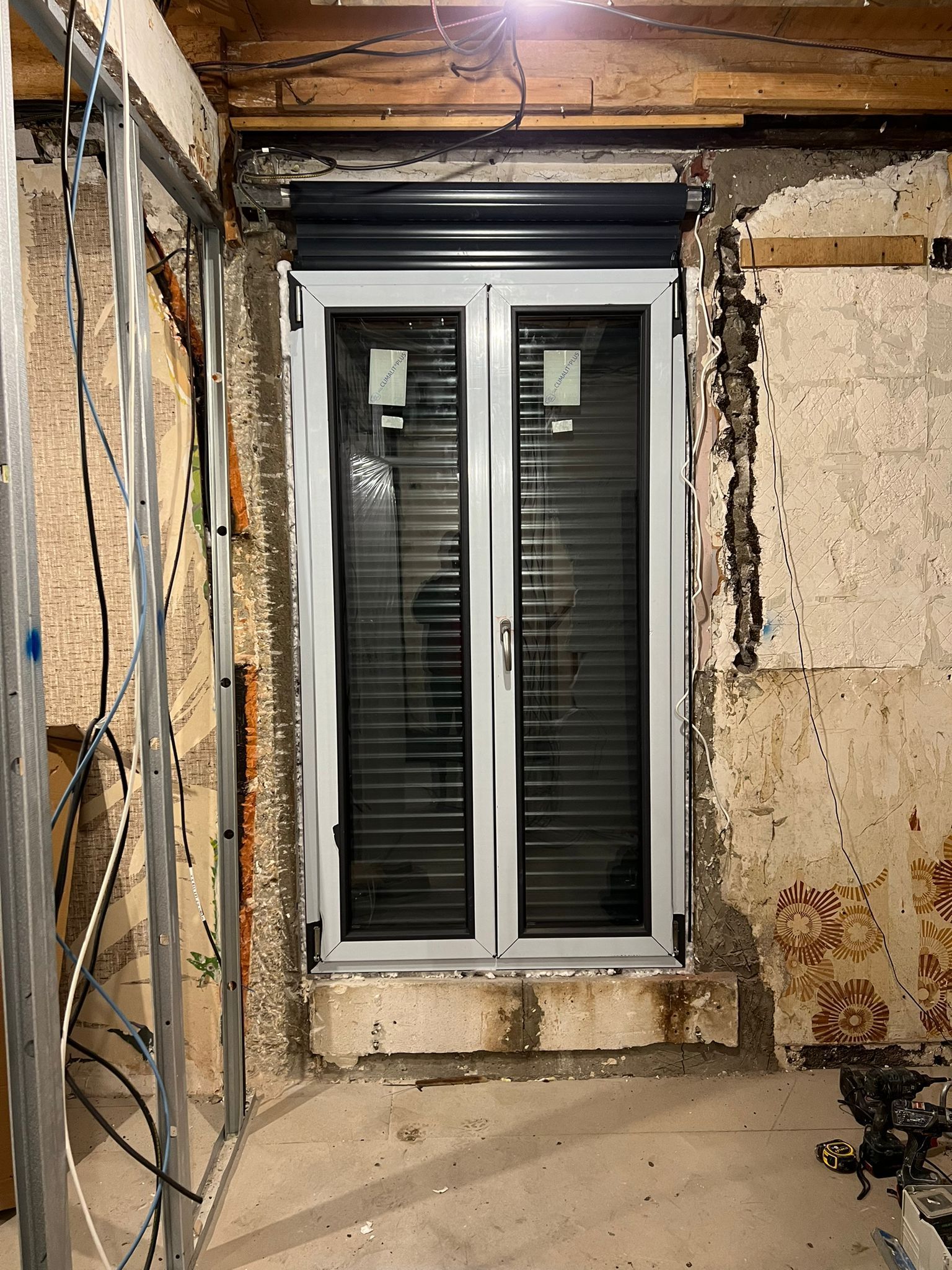 Pose de nouvelle fenêtre sur un mur en pierre