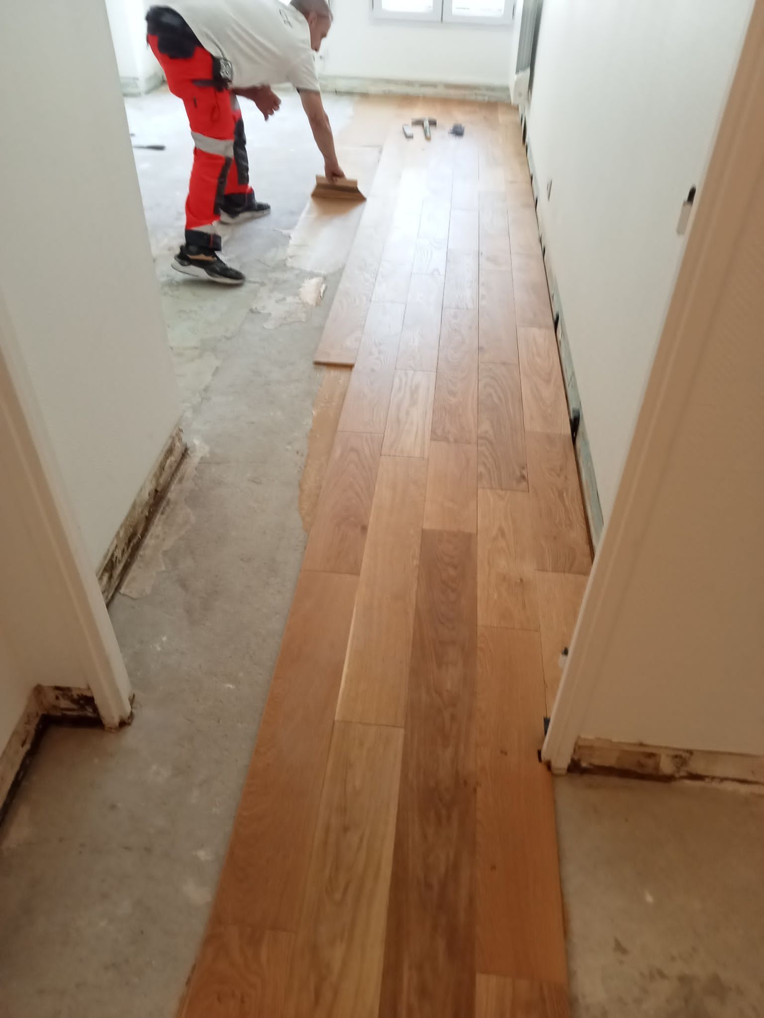 Pose de revêtement effet parquet