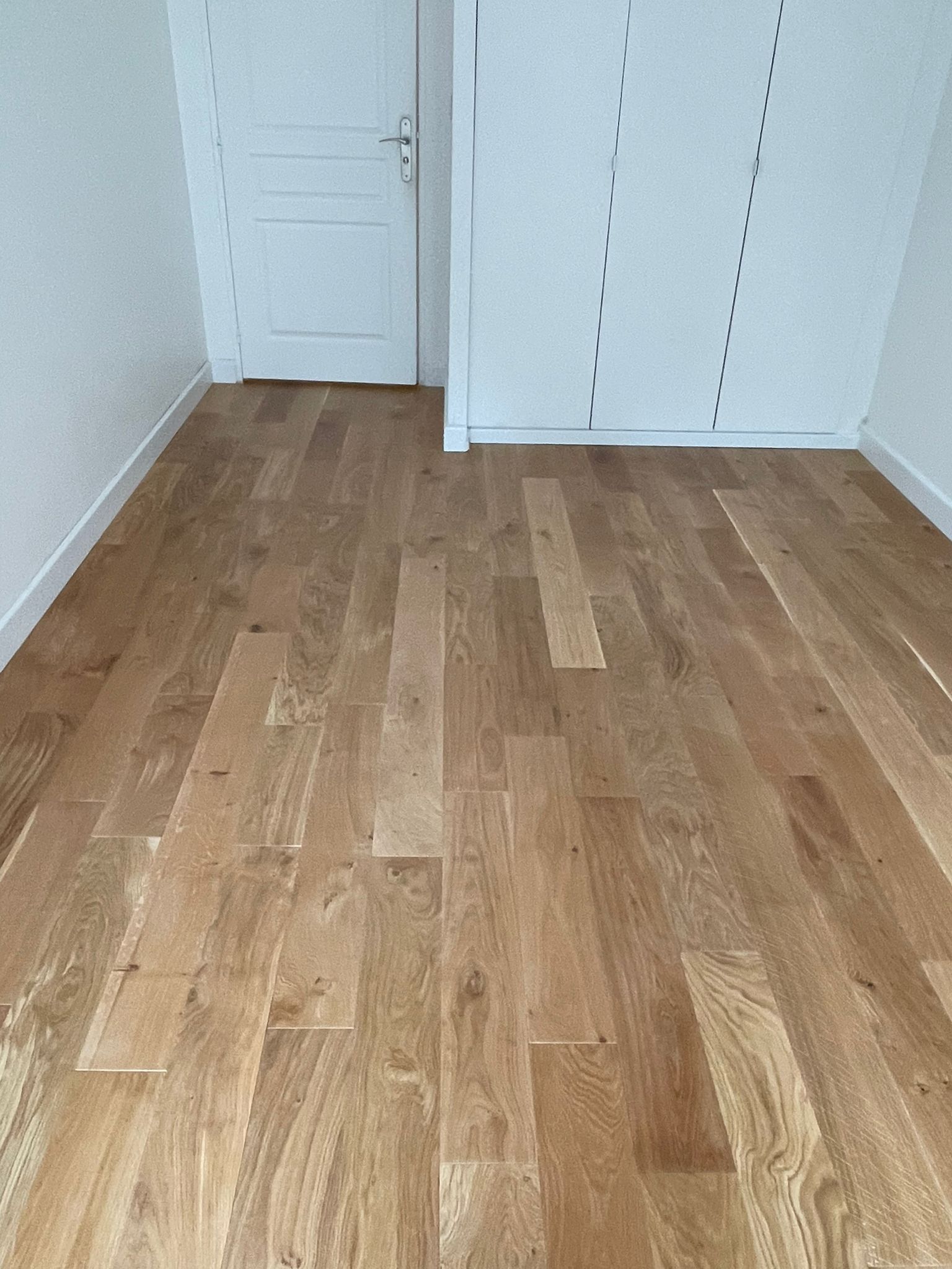 Revêtement effet parquet posé dans une pièce