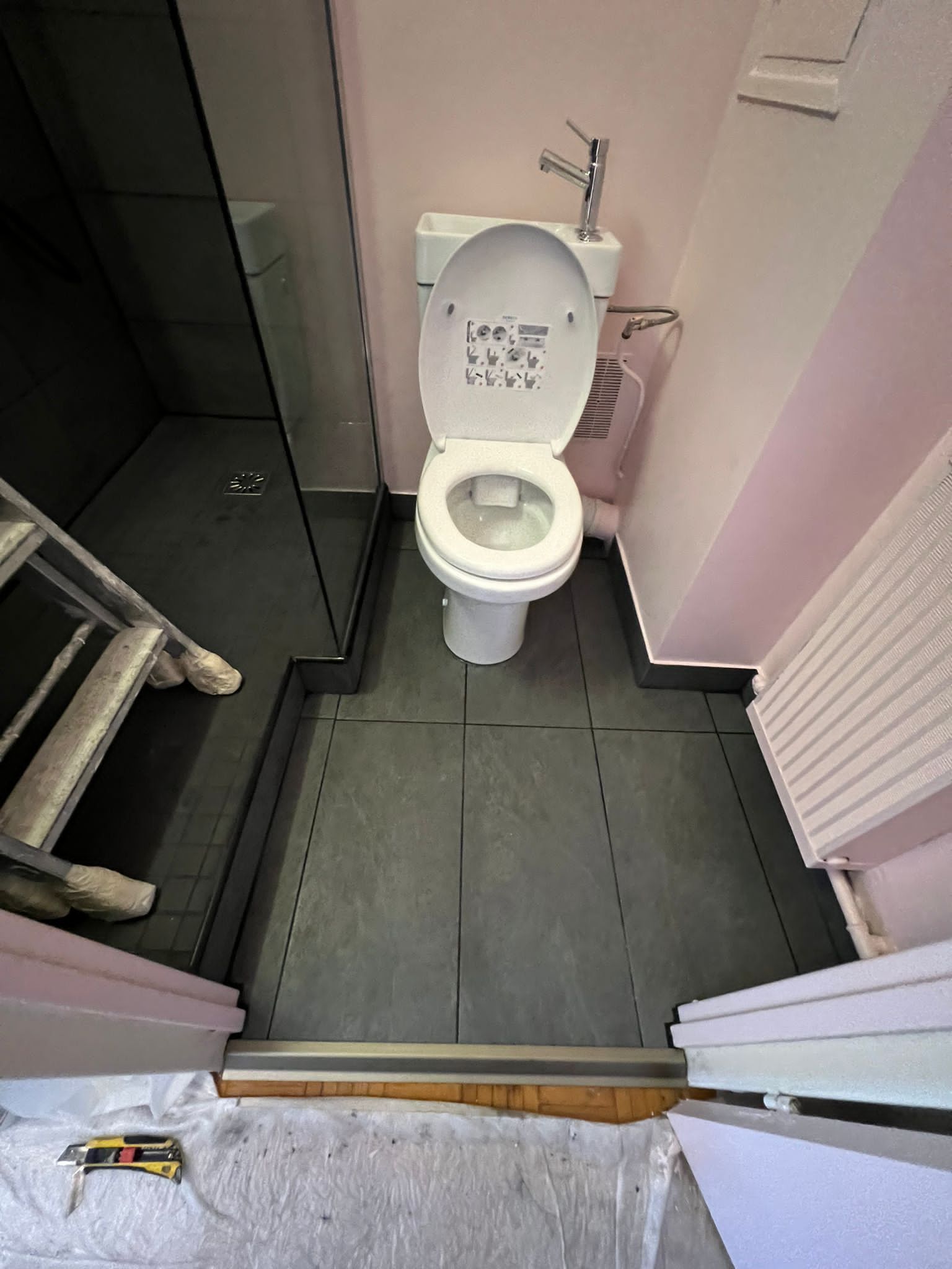 Toillettes installées à côté d'une douche