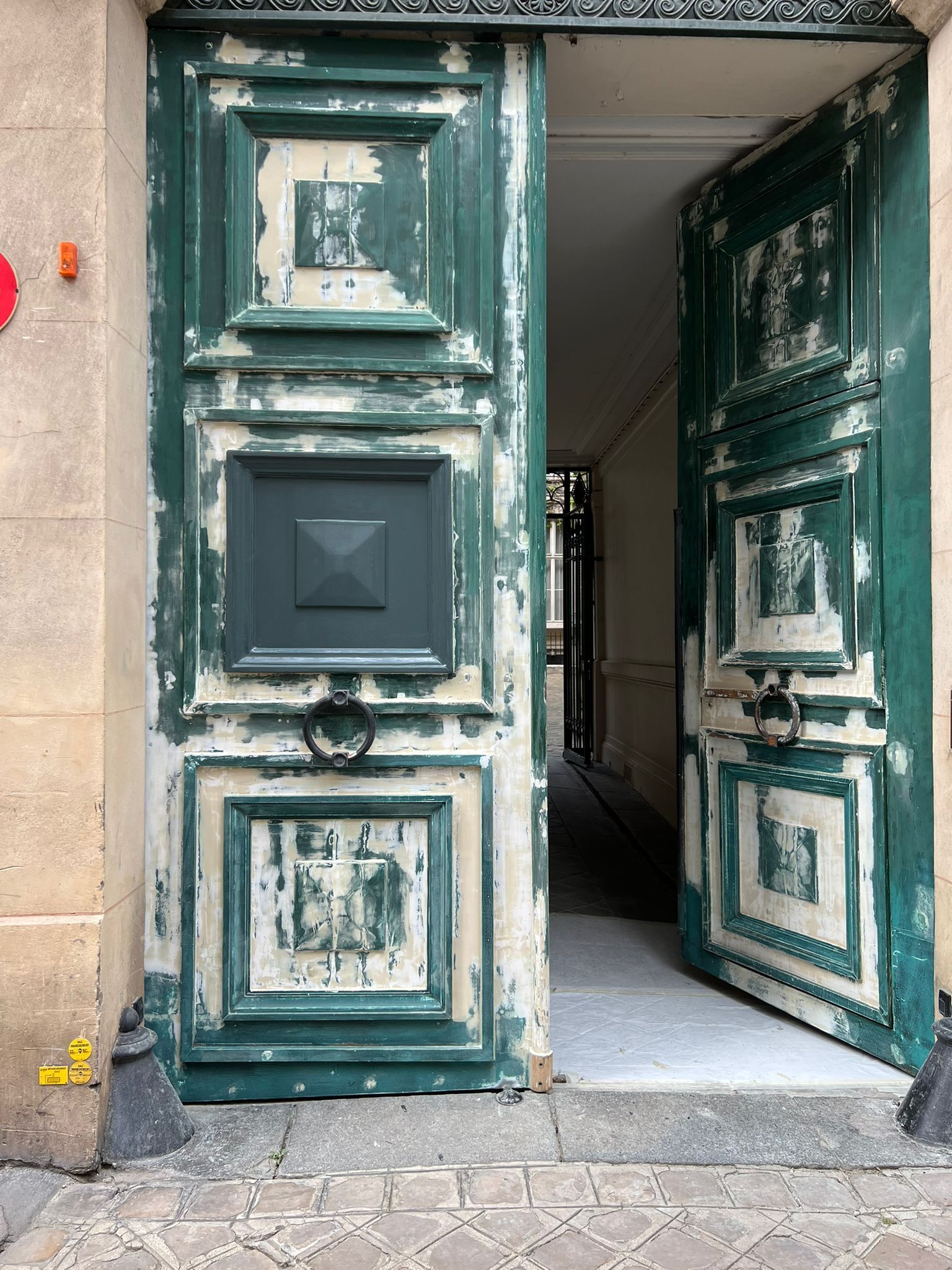 Porte extérieure de coche parisien avant rénovation