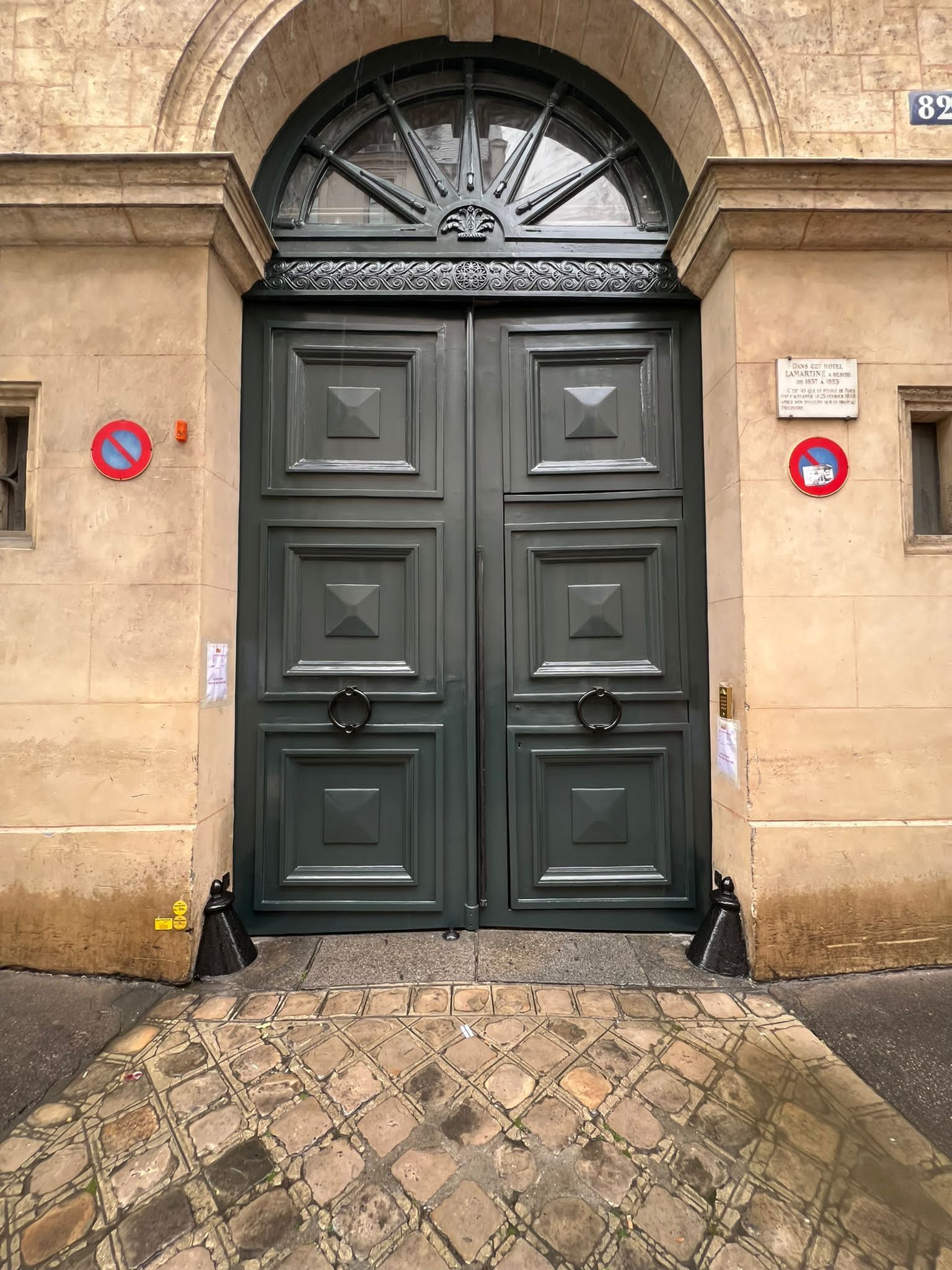 Porte d'immeuble parisien rénovée