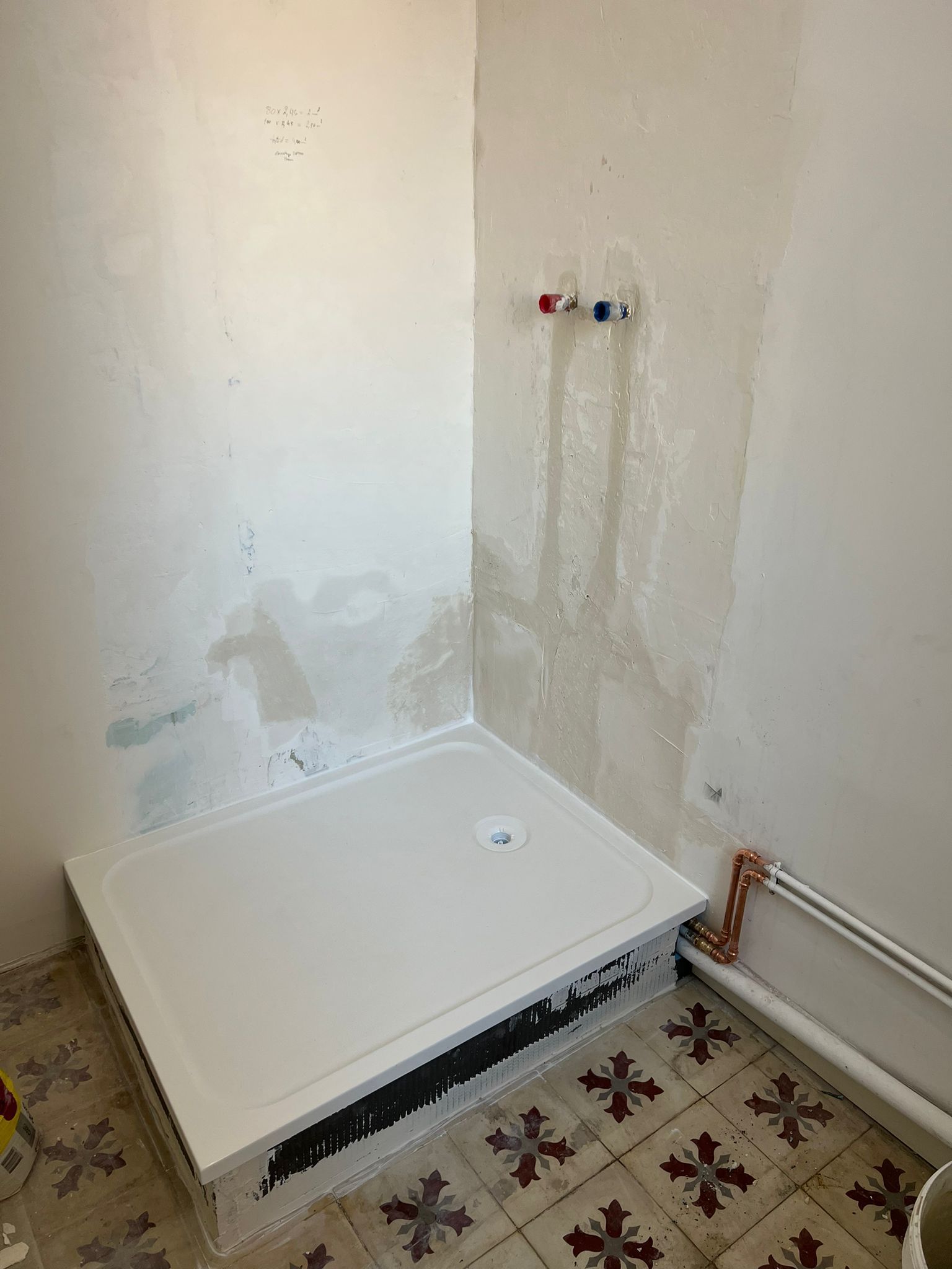 Installation d'une nouvelle douche en coin