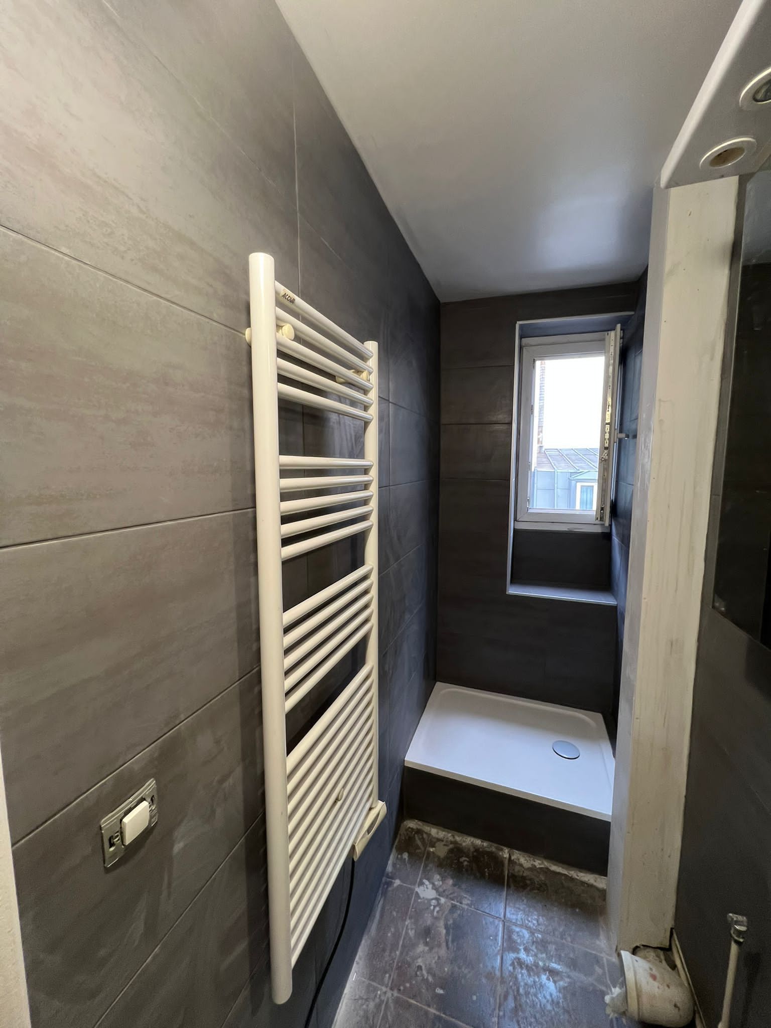 Salle de bains étroite rénovée