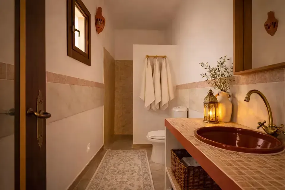 Icono de marcador de posición gris claro con un sol y montañas sobre fondo blanco