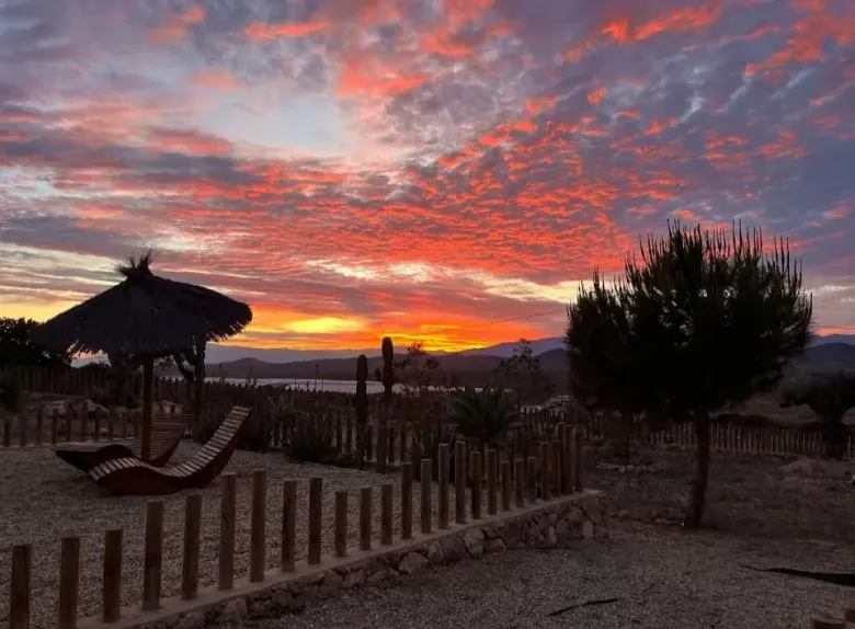 Icono de marcador de posición gris claro con un sol y montañas sobre fondo blanco