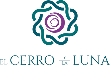 Logotipo con anillo floral color verde azulado y espiral morada sobre el texto &ldquo;El Cerro y la Luna&rdquo;.